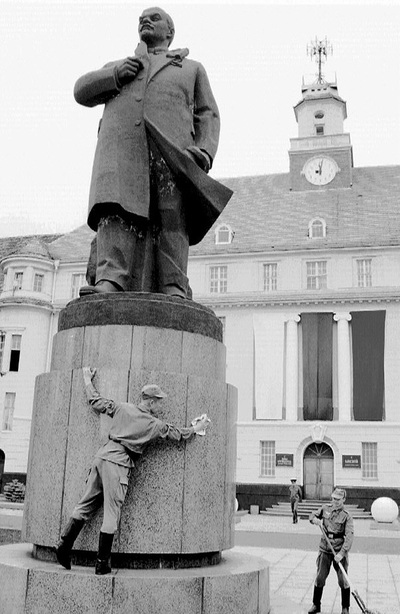 Un soldado ruso limpia el monumento a Lenin en el antiguo cuartel general de las tropas rusas en Wuensdorf, cerca de Berlín.
