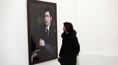 Un visitante contempla la obra  I want to be a young british girl , de Carmela García.