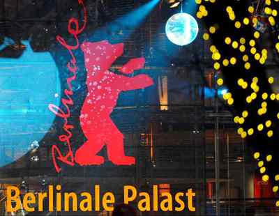 El logo de la edición 60 del Berlinale se proyecta en la plaza Postdam en Berlin, Alemania.