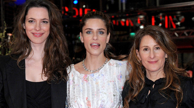 Las actrices Rebecca Hall (izda) y Amanda Peet (centro) posan junto a la directora Nicole Holofcener a su llegada al preestreno de su película 'Please Give'.