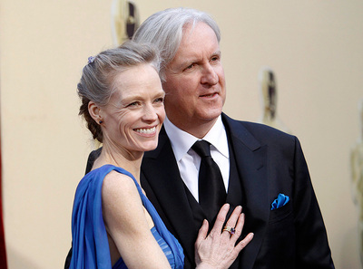 James Cameron, candidato a mejor director por  Avatar,  y su esposa, Suzy Amis, llegan a la ceremonia de los Oscar.
