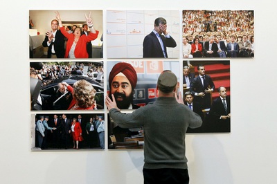 Un montador ultima la colocación de las imágenes de  Fragments d'un any  que podrá verse a partir de mañana en la galería Tomàs March de Valencia.