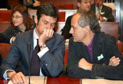 El matador de toros y ganadero José Miguel Arroyo y el apoderado del torero José Tomás, Salvador Boix, durante sus comparecencias esta mañana en el Parlament de Catalunya