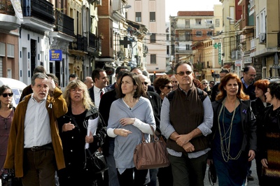 La ministra de Cultura, Ángeles González-Sinde, en el centro, ayer durante el recorrido por el barrio de El Cabanyal.