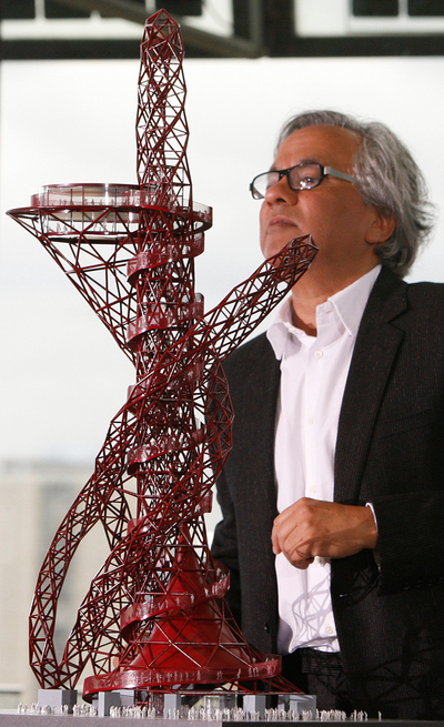 El artista Anish Kapoor, junto a una maqueta  de su obra  ArcelorMittal Orbit , que se inaugurará para los Juegos Olímpicos de Londres 2012.