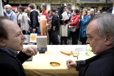 Javier Marías y Enrique Vila-Matas, tomando un pequeño descanso en Sant Jordi