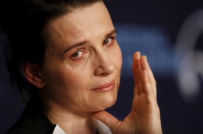 Las dos visitas de Juliette Binoche a Irán mientras filmaba la película  Copie conforme , del director Abbas Kiarostami, que se presentó el martes en Cannes, le han calado hondo. La actriz francesa no pudo evitar emocionarse tras escuchar al director de su película, que durante el encuentro con la prensa pidió libertad para su compatriota y colega Jafar Panahi, preso en el país asiático y que, según se enteraron la actriz y el director durante la presentación de la película, ha iniciado una huelga de hambre. Binoche fue incapaz de contener las lágrimas al escuchar la triste novedad y Kiarostami intentó mantener la calma diciendo que no se debe perder la esperanza en su país.