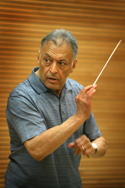 El director Zubin Mehta, al frente de la Orquesta de la Comunidad de Valencia, durante un ensayo de la ópera  La Valquiria  en el Palau de les Arts de Valencia, en junio de 2009.