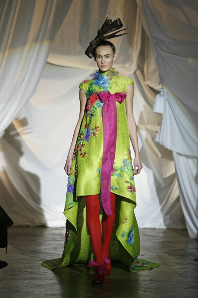 El vestido y los complementos de esta pieza, que hace parte de la colección Primavera-Verano 2008, plasma todos los elementos que identifican los diseños de Josep Font: mezcla de colores y texturas de una forma orgánica.
