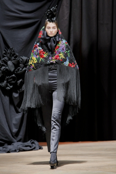 Este  look  de la colección otoño-invierno 20082009 recuerda a los mantos de las vírgenes de la Semana Santa española (manto de vírgenes, mantón de Manila o mantones de baile populares españoles).