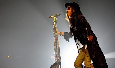 El líder de Aermosmith, Steven Tyler, durante su actuación en el Palau Sant Jordi de Barcelona.