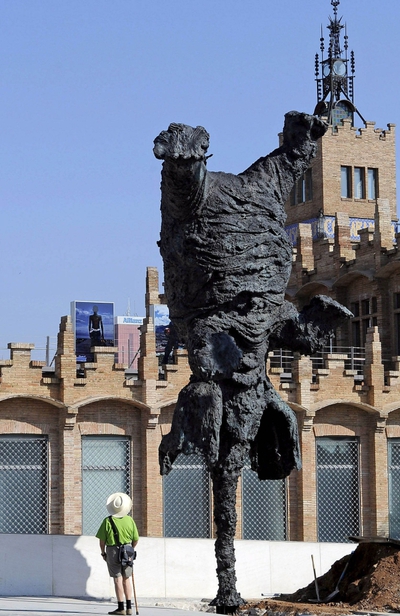 La escultura  El Gran elefant dret  de Miquel Barceló ha sido instalada en Caixaforum de Barcelona.