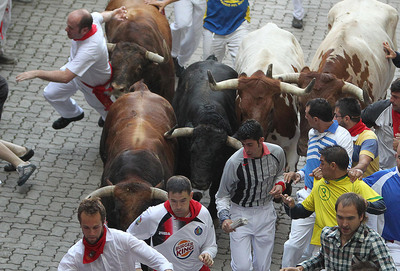 Dos personas resultaron heridas por asta durante la carrera, protagonizada por toros de la ganadería de Cebada Gago.