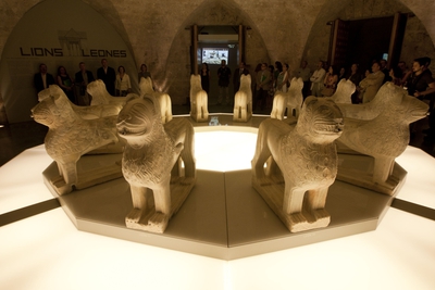 Los leones de la fuente más significativa de la Alhambra se exponen desde esta mañana en el Palacio de Carlos V tras su restauración.