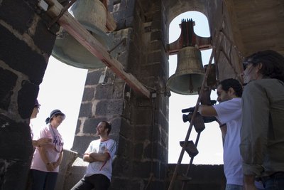 Javier Tolentino graba su diario del Festivalito en el campanario de la iglesia de La Palma.