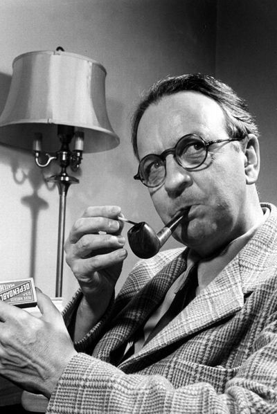 El escritor Raymond Chandler, fotografiado en 1943 en los estudios de la Paramount.