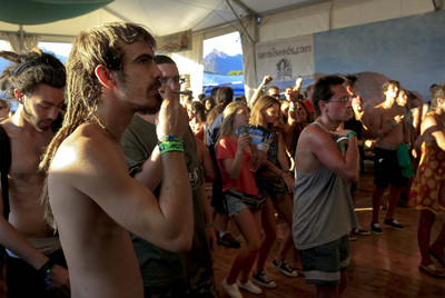 El Rototom se ha trasladado a Benicàssim tras 16 ediciones. Ayer, muchos jóvenes acudieron al mayor festival europeo de   reggae  .