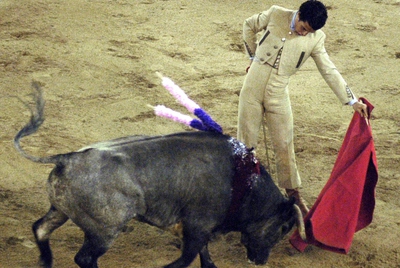 El matador español Morenito de Aranda durante el festival taurino celebrado como cierre de la temporada taurina 20062007, en la plaza de toros Cañaveralejo de Cali, Colombia.