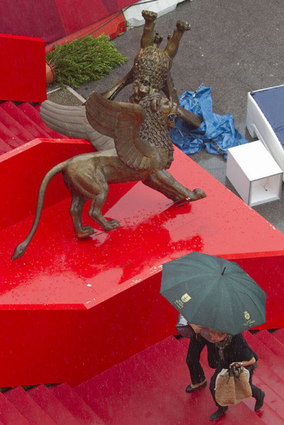 Uno de los leones de la  Mostra  de cine de Venecia, caído a causa de las lluvias