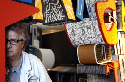 Javier Mariscal en la exposición retrospèctiva de su obra en Barcelona.