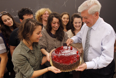 Vargas Llosa recibe una tarta de sus alumnos en la Universidad de Princeton.