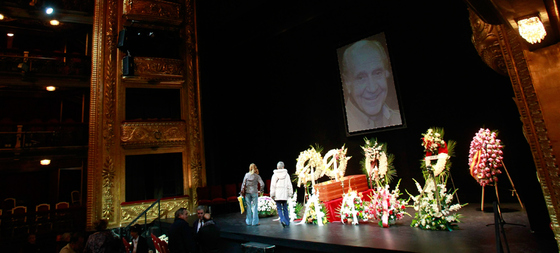 Capilla ardiente del actor Manuel Alexandre que se ha instalado en el Teatro Español de Madrid.