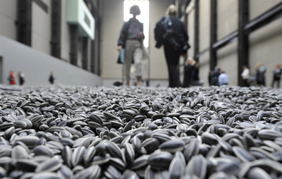 Visitantes de la Tate Modern caminan sobre las pipas de porcelana que componen la instalación  Sunflower seeds  .