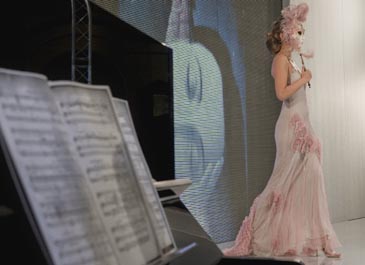 Una modelo desfila durante el pase de la inauguración de la sexta edición de Moda de Sevilla, dedicada a las protagonistas de las óperas.