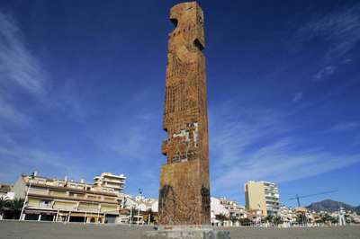La escultura de Arcadi Blasco que ha quedado rodeada de arena tras las obras en la playa de El Campello.