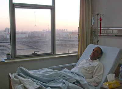 El español Óscar Garay, en su rncama del centro hospitalario rnNúmero 1 de Tianjin (China).