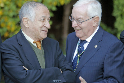 Juan Goytisolo y Víctor García de la Concha en la entrega de los premios Don Quijote, en el Museo de Santa Cruz de Toledo.