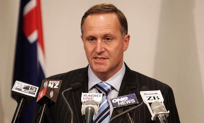 El primer ministro de Nueva Zelanda, John Key, durante el anuncio de que las películas de 'El Hobbit' se rodarán en su país.