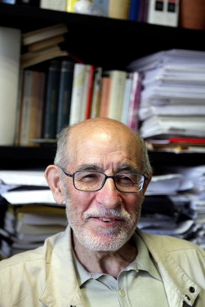 El lingüista Joan Solà, Premi d'Honor de les Lletres Catalanes, en su despacho en 2009.