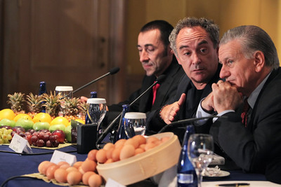 El chef Ferran Adrià, en el centro, acompañado por Valentín Fuster a la derecha, y el periodista Joseph Corbella, a la izquierda, hoy en Madrid durante la presentación del libro  La cocina de la salud .