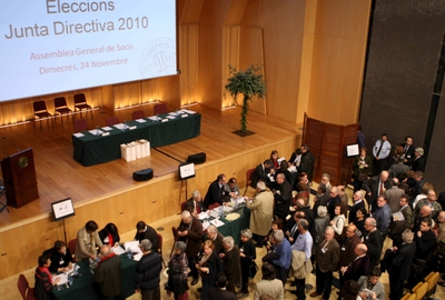 Socios del Orfeó Català ejerciendo anoche el voto en el Petit Palau.