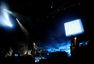 La banda de rock estadounidense Kings of Leon ha iniciado en Madrid la gira de presentación de su último disco, 'Come around sundown'.