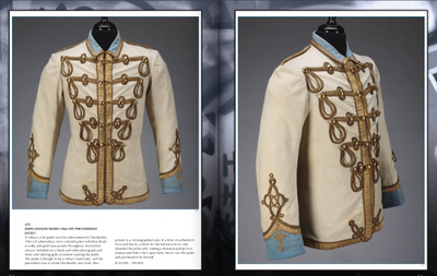 Una casaca militar vestida por John Lennon para una sesión fotográfica en 1966 ha sido subastada en Los Ángeles por más de 178.000 euros.