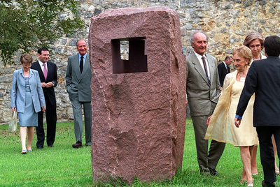 FOTOGALERIA: Inauguración del Museo Chillida- Leku en Hernani. Los Reyes junto al matrimonio Chillida cerca a una de sus obras (16092000).