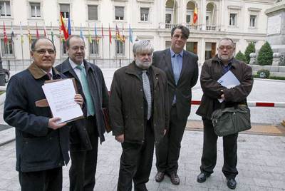 Los presidentes de la Asociación, de Usuarios de Internet (AUI), Miguel Pérez Subías (2i); Asociación española de Pequeñas y Medianas empresas de Informática y nuevas Tecnologías (APEMIT), Josep Jover (c), y la Asociación de Internautas (AI), Víctor Domingo (d), entre otros representantes de asociaciones de internautas y del sector informático, momentos antes de la presentación de un escrito en el Senado para pedir que no se reactive la Ley Sinde. EFE