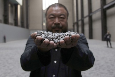 Ai Weiwei muestra las piezas de porcelan de su instalación 'Pipas de Girasol' en la Tate Modern de Londres.