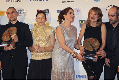 Algunos de los ganadores de la noche, de izquierda a derecha: Alberto Cortés, director de  Buried ; la ministra de Cultura, Ángeles González-Sinde; las actrices Nora Navas y Emma Suárez, y el actor Luis Tosar.