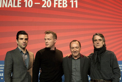 Los protagonistas de  Margin call , Zachary Quinto, Paul Bettany, Kevin Spacey y Jeremy Irons, en la rueda de prensa para presentar la película en la Berlinale.