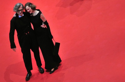 El director alemán Wim Wenders y su esposa Donata Wenders en la alfombra roja antes de la presentación de su película sobre la coreógrafa Pina Bausch.