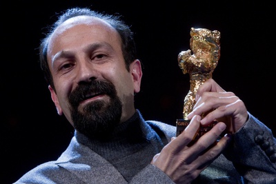 El director de la película iraní  Nader y Simin. Una Separación , Asghar Farhadi, recoge el Oso de oro de la Berlinale