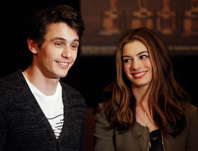 James Franco y Anne Hathaway, ayer en un descanso descanso del ensayo de la gala de los Oscar.descanso