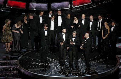 El equipo de 'El discurso del rey' recibe el Oscar a la mejor película