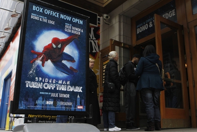 Colas ante la taquilla del teatro Foxwoods, cerca de un cartel del musical  Spiderman: Apaga la oscuridad .