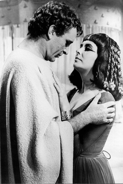 Elizabeth Taylor, junto a Richard Burton -con el que se casó dos veces- en  Cleopatra . La bella Liz había nacido en Londres en 1932.