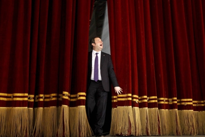 El alcalde de Barcelona, Jordi Hereu, durante su visita al teatro Arnau.