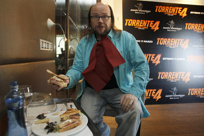 Santiago Segura hace un receso en el maratón promocional de  Torrente 4  para comer un sándwich.